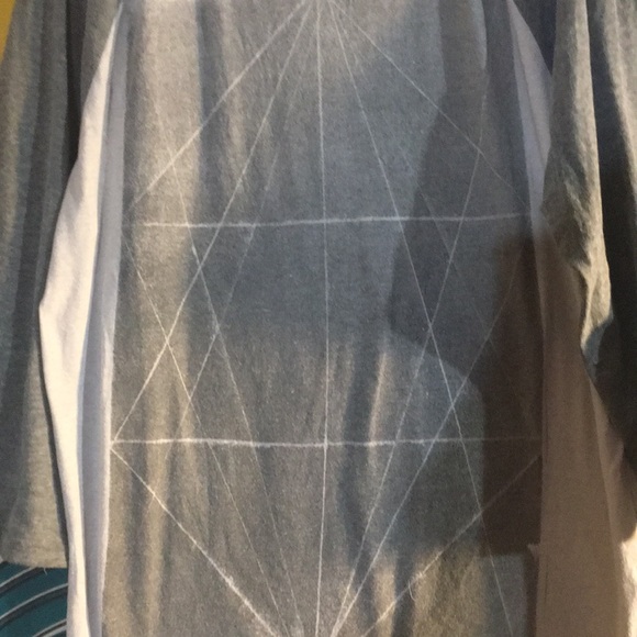 American Eagle tee shirt w geo design. XL - Picture 2 of 5